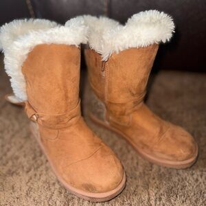Magellan Outdoors Tan Winter Boots with White Fur
